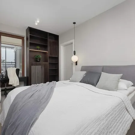 Elegant With Air Conditioning, Office And Underground Parking By Renters Prestige Apartman Varsó