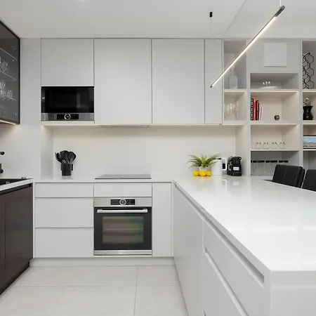 Lägenhet Elegant With Air Conditioning, Office And Underground Parking By Renters Prestige *