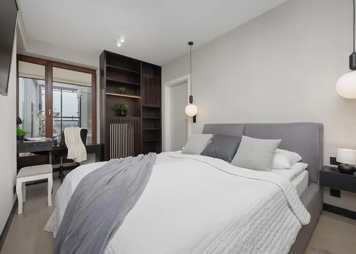 Elegant With Air Conditioning, Office And Underground Parking By Renters Prestige Apartman Varsó