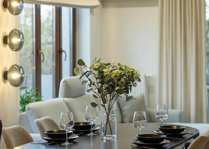 Elegant With Air Conditioning, Office And Underground Parking By Renters Prestige Apartman *