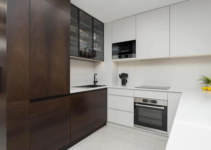 Elegant With Air Conditioning, Office And Underground Parking By Renters Prestige *