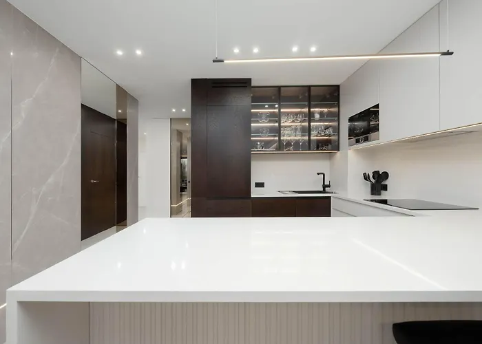 Elegant With Air Conditioning, Office And Underground Parking By Renters Prestige *