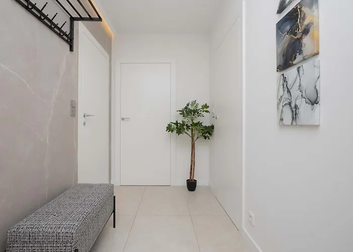 Elegant With Air Conditioning, Office And Underground Parking By Renters Prestige Apartman