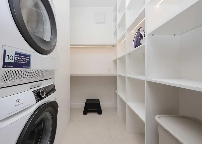 Apartman Elegant With Air Conditioning, Office And Underground Parking By Renters Prestige Varsó