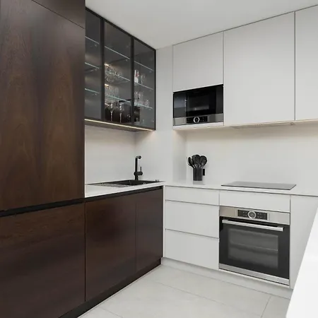 Elegant With Air Conditioning, Office And Underground Parking By Renters Prestige *